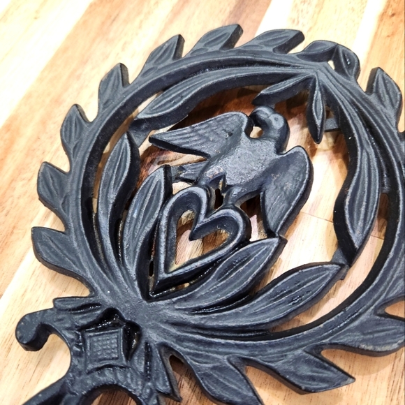 Vintage Collectible Wilton Cast Iron American Eagle Trivet With Handle & Feet - Picture 3 of 6